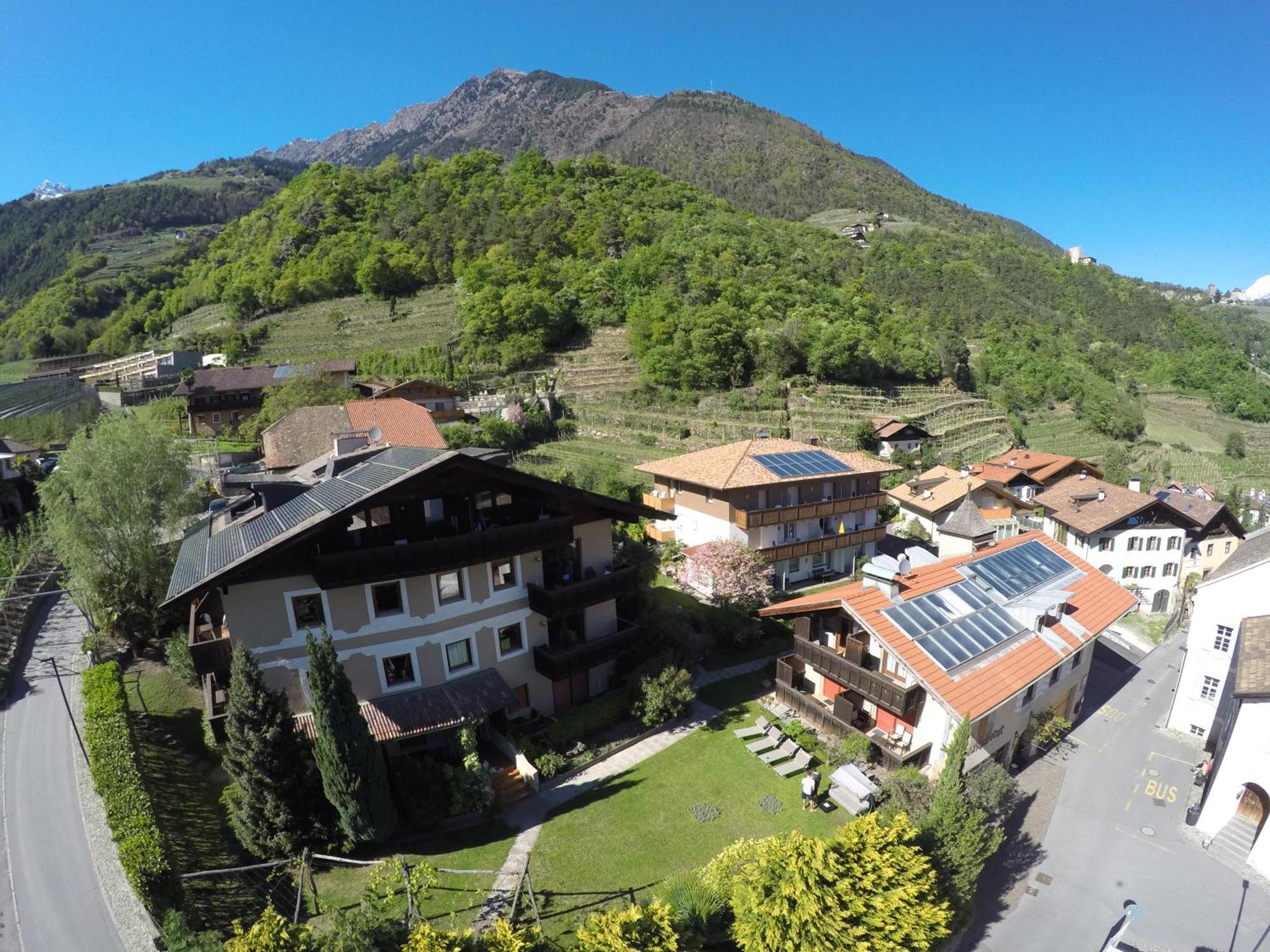 Ferienwohnungen St Hippolyt Mit Hallenbad Lagundo Exteriör bild