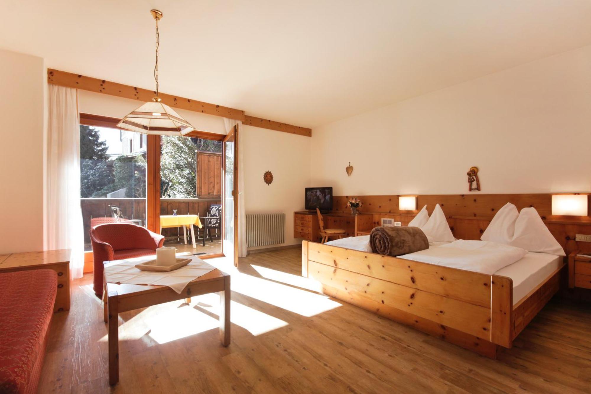 Ferienwohnungen St Hippolyt Mit Hallenbad Lagundo Exteriör bild